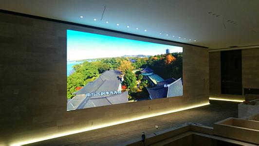 小間距LED顯示屏何時(shí)能在在室內(nèi)LED顯示屏顯示市場成熟應(yīng)用？